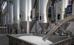 Polvere nei granuli plastici e problemi nello stampaggio a iniezione: le soluzioni Vismec