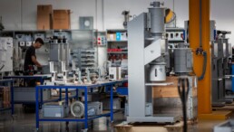 Alimentatore per il trasporto pneumatico dei granuli plastici in aspirazione, all'interno dell'offician meccanica Vismec dove viene realizzato