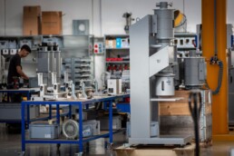 Alimentatore per il trasporto pneumatico dei granuli plastici in aspirazione, all'interno dell'offician meccanica Vismec dove viene realizzato