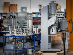 Alimentatore per il trasporto pneumatico dei granuli plastici in aspirazione, all'interno dell'offician meccanica Vismec dove viene realizzato